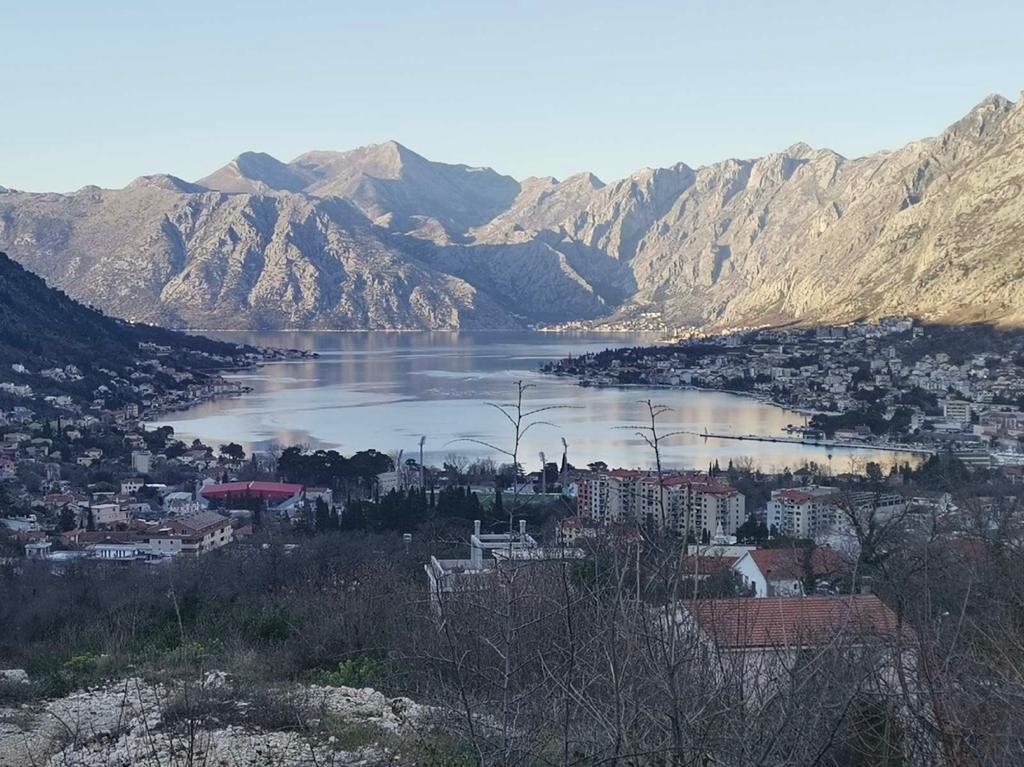 SATILIK ARAZI KOTOR’DA